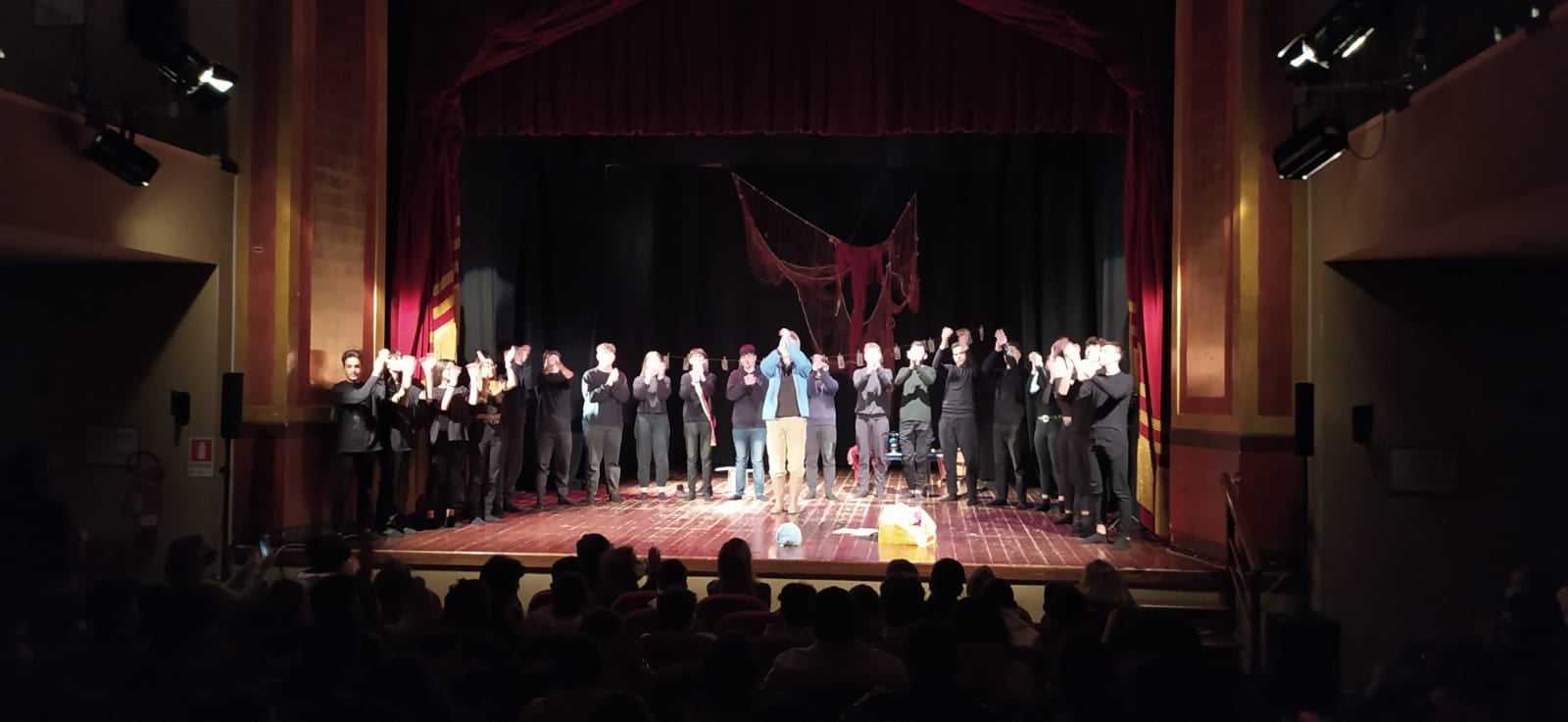 Al Teatro Sociale in scena “Il sindaco Pescatore” con Ettore Bassi e gli  studenti del Salvemini