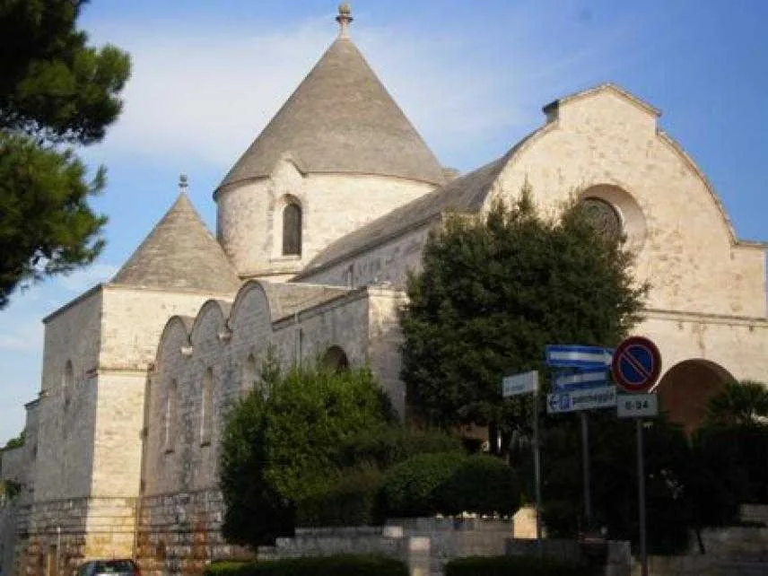 Selva di Fasano: fasanese colta da malore salvata da medico dinanzi alla chiesa