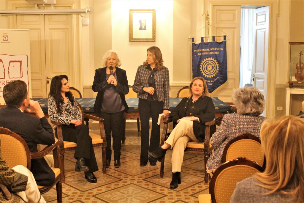 La portalettere” di Francesca Giannone a Fasano, storia di riscatto  femminile