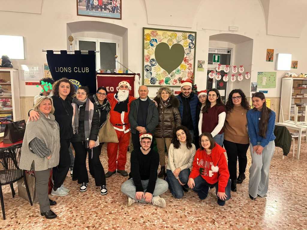 I Lions ed i Leo di Fasano consegnano doni ai piccoli del “Sacro Cuore”