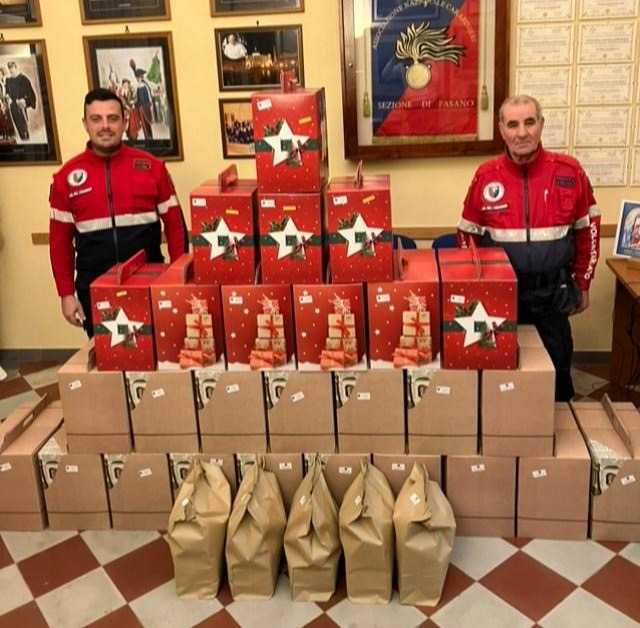Pacchi viveri donati dall’Associazione Carabinieri di Fasano