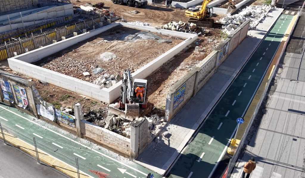 Ex Mercato Ortofrutticolo, inizia la demolizione del muro di cinta: nasce il nuovo polmone verde di Fasano