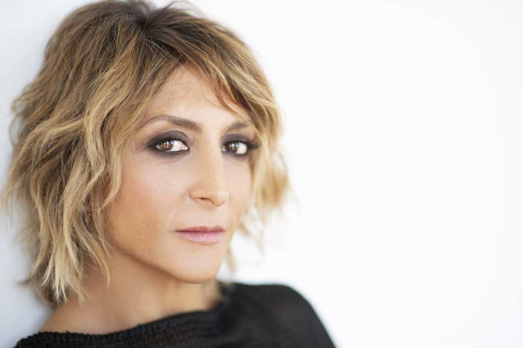 Paola Minaccioni a Fasano con l’ironia graffiante di “Le stravaganti dis-avventure di Kim Sparrow”