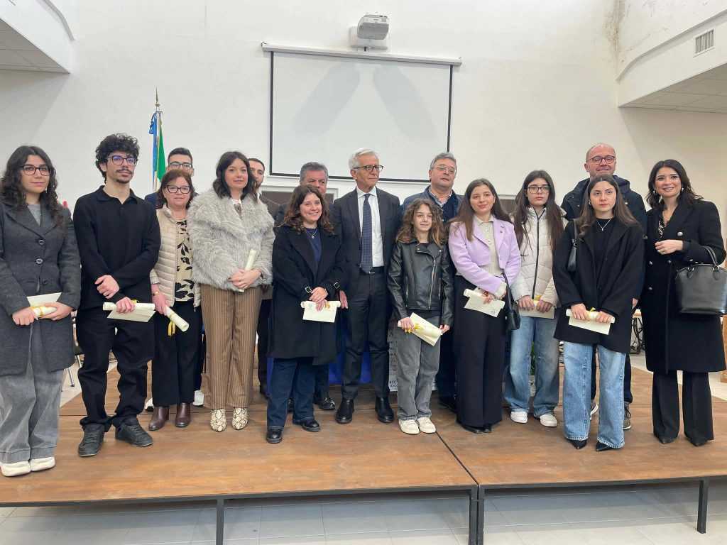 Consegnati a Pezze di Greco il premio allo studio e il premio solidarietà